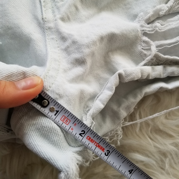 KanCan Light Wash Distressed Denim Shorts Large - Picture 8 of 13